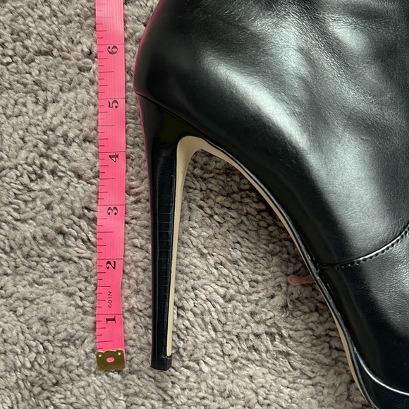 Used Michael Kors Black Leather knee high boots size 6 1/2 like new - Picture 5 of 10